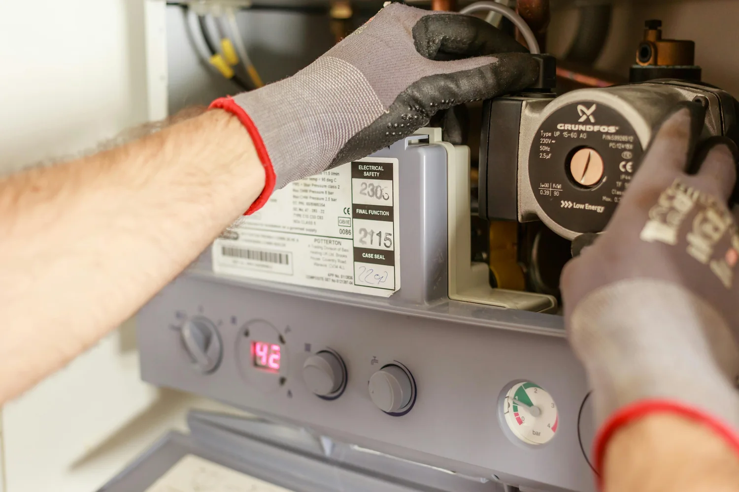Handwerker bei der Wartung einer Heizungsanlage